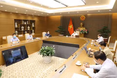Quang cảnh cuộc họp trực tuyến từ điểm cầu Trụ sở Chính phủ với tỉnh Bắc Ninh và Bắc Giang. (Ảnh: Nguyễn Điệp/TTXVN)