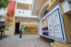 Phun khử khuẩn tại điểm thi Trường THPT Trần Nhân Tông, quận Hai Bà Trưng. (Ảnh: Thanh Tùng/TTXVN)