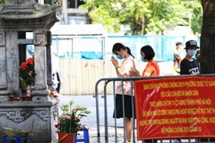 Trước cửa Văn Miếu, phụ huynh và các sỹ tử đến lễ khá đông dù đã có thông báo của Ban Chỉ đạo phòng, chống dịch COVID-19 phường Quốc Tử Giám. (Ảnh: Thành Đạt/TTXVN)