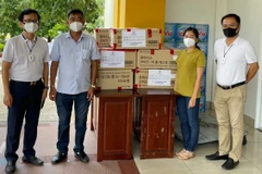Đại diện Quỹ thiện nguyện Steve Bùi và Những người bạn trao tặng khẩu trang N95 cho TP.HCM. (Nguồn: ttbc-hcm.gov.vn)