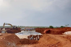 Một trụ điện gió (công suất hơn 3,7MW) đang được triển khai xây dựng tại xã Thuận Hà, huyện Đắk Song, tỉnh Đắk Nông. (Ảnh: Ngọc Minh/TTXVN)