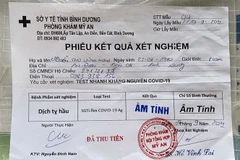 Hình ảnh giấy xét nghiệm cũ đã chỉnh sửa của lái xe Chiệu và người đi cùng. (Ảnh: TTXVN phát)