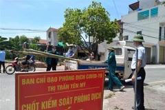 Chốt kiểm dịch ở thị trấn Yên Mỹ. (Ảnh: Đinh Tuấn/TTXVN)