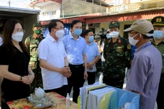 Ông Lê Khắc Nam, Phó Chủ tịch UBND thành phố Hải Phòng, Phó Trưởng ban thường trực Ban Chỉ đạo phòng, chống dịch COVID-19 thành phố cùng đại diện các sở, ban, ngành kiểm tra tại chốt kiểm soát COVID-19 của xã Lý Học, huyện Vĩnh Bảo. (Ảnh: TTXVN phát)