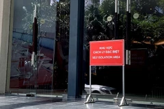 Bảng thông báo trước một khách sạn thực hiện cách ly tại Hà Nội (Ảnh: Hà Lê/Vietnam+)