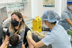 Một công dân Pháp đang sinh sống và làm việc tại Thành phố Hồ Chí Minh được tiêm chủng vaccine phòng COVID-19. (Ảnh: TTXVN phát)