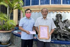 Ông Vương Văn Lợi trú tại thành phố Thuận An (Bình Dương) mang 200 triệu tiền phúng viếng theo di nguyện của mẹ mình bà Lê Thị Châu để ủng hộ Quỹ phòng, chống dịch COVID-19. (Ảnh: TTXVN phát)