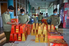 Kiểm tra một cửa hàng sản xuất kinh doanh thực phẩm. (Ảnh: Chanh Đa/TTXVN)