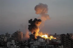 Khói lửa bốc lên trong các cuộc oanh tạc của máy bay Israel xuống thành phố Gaza ngày 14/5/2021. (Ảnh: THX/TTXVN)