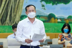 Phó Chánh án Tòa án Nhân dân Tối cao Nguyễn Trí Tuệ trình bày văn bản. Ảnh: Doãn Tấn/TTXVN)