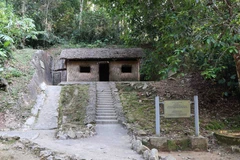 Lán ở và làm việc của Đại tướng Võ Nguyên Giáp. (Ảnh: Xuân Tiến/TTXVN)