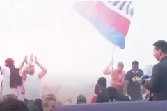 Cổ động viên PSG phát cuồng khi tận mắt nhìn thấy Leo Messi.