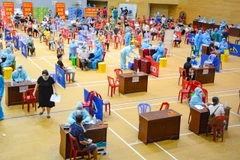 Toàn cảnh buổi tiêm vaccine phòng COVID-19 tại Cung thể thao Tiên Sơn. (Ảnh: Văn Dũng/TTXVN)