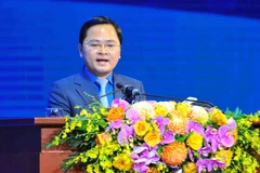 Ủy viên Ban Chấp hành Trung ương Đảng, Bí thư thứ nhất Ban Chấp hành Trung ương Đoàn Nguyễn Anh Tuấn báo cáo các hoạt động kỷ niệm 90 năm Ngày thành lập Đoàn Thanh niên Cộng sản Hồ Chí Minh. (Ảnh: Minh Đức/TTXVN)