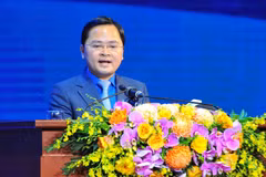 Ủy viên Ban Chấp hành Trung ương Đảng, Bí thư thứ nhất Ban Chấp hành Trung ương Đoàn Nguyễn Anh Tuấn báo cáo các hoạt động kỷ niệm 90 năm Ngày thành lập Đoàn Thanh niên Cộng sản Hồ Chí Minh. (Ảnh: Minh Đức/TTXVN)