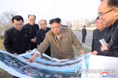 Nhà lãnh đạo Triều Tiên Kim Jong-un thị sát công trường xây dựng những căn hộ bên sông ở thủ đô Bình Nhưỡng. (Nguồn: Yonhap)