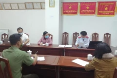 Cơ quan chức năng tỉnh Gia Lai làm việc với hai công dân là L. T. D. T và T. T. T. H vì thông sai sự thật về công tác phòng, chống dịch COVID-19 trên địa bàn. (Ảnh: TTXVN phát)