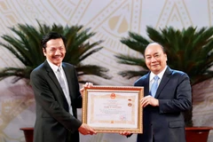 Thủ tướng Nguyễn Xuân Phúc trao danh hiệu Nghệ sỹ Nhân dân cho diễn viên Trung Anh. (Ảnh minh họa: Thống Nhất/TTXVN)
