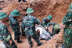 Lực lượng công binh tiến hành tháo gỡ quả bom. (Ảnh: TTXVN phát)