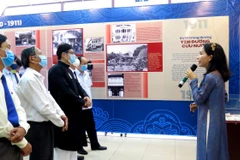 Các đại biểu và khách tham quan triển lãm 'Người đi tìm hình của nước.' (Ảnh: Tường Vi/TTXVN)