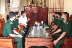 Các cán bộ, chiến sỹ Đồn Biên phòng Lý Hòa (Bộ Chỉ huy Bộ đội Biên phòng Quảng Bình) đến các hộ gia đình tuyên truyền giúp người dân hiểu và thực hiện quyền, nghĩa vụ và trách nhiệm của cử tri trong ngày bầu cử. (Ảnh: Võ Dung/TTXVN)