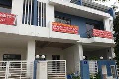 Cư dân treo băngrôn phản đối chủ đầu tư tại dự án Thăng Long Home. (Ảnh: Trần Xuân Tình/TTXVN)