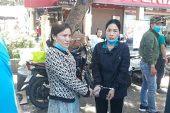 Trong khoảng hơn 1 giờ đồng hồ tối 1/5, nhóm này thực hiện trót lọt 3 vụ trộm điện thoại di động các loại của 3 du khách. (Ảnh: TTXVN phát)