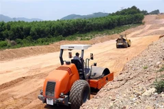Công trường cao tốc Bắc Nam đoạn Cam Lộ-La Sơn. (Ảnh: Huy Hùng/TTXVN)