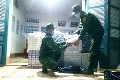 Cán bộ, chiến sỹ Đồn Biên phòng Nhơn Hưng (Bộ đội Biên phòng An Giang) kiểm đếm tang vật thu giữ. (Ảnh: TTXVN phát)
