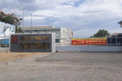 Công ty TNHH may Tiến Thuận trên đường 16 tháng 4 tạm dừng hoạt động để phòng, chống dịch COVID-19. (Ảnh: Nguyễn Thành/TTXVN)