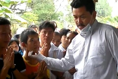 Ông Võ Hoàng Yên (áo trắng) trong một lần dùng tay chữa bệnh. 