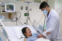 Bác sỹ Bệnh viện Hoàn Mỹ Cửu Long tại Cần Thơ thăm khám cho bệnh nhân N.T.L.T. (Ảnh: TTXVN phát)