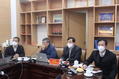 PGS.TS Lương Ngọc Khuê - Cục trưởng Cục Quản lý Khám chữa bệnh cùng các thành viên Hội đồng chuyên môn tham dự buổi hội chẩn các ca bệnh nặng tại điểm cầu Bộ Y tế. (Nguồn: Bộ Y tế)