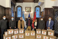 Đại sứ quán Việt Nam tham gia tích cực vào hoạt động thiện nguyện của ASEAN hỗ trợ người nghèo tại Argentina. (Ảnh: TTXVN phát)