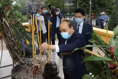 Thủ tướng Nguyễn Xuân Phúc dâng hương tưởng nhớ các vị tiền bối cách mạng và các Anh hùng, liệt sỹ tại Nghĩa trang Mai Dịch. (Ảnh: Văn Điệp/TTXVN)