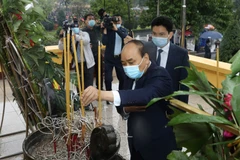 Thủ tướng Nguyễn Xuân Phúc dâng hương tưởng nhớ các vị tiền bối cách mạng và các Anh hùng, liệt sỹ tại Nghĩa trang Mai Dịch. (Ảnh: Văn Điệp/TTXVN)