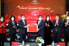 Bí thư Thành ủy Hà Nội Vương Đình Huệ tặng quà cán bộ, công nhân viên, người lao động Tập đoàn Thành Công. (Ảnh: Văn Điệp/TTXVN)