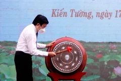 Nguyên Chủ tịch nước Trương Tấn Sang đánh trống khai giảng năm học mới tại Trường THPT Thiên Hộ Dương. (Ảnh: Đức Hạnh/TTXVN)