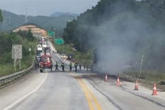 Hiện trường vụ cháy xe đầu kéo trên Cao tốc Nội Bài-Lào Cai. (Nguồn: TTXVN phát)