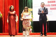 Lãnh đạo thành phố Đà Nẵng trao giải 'Tỏa sáng blouse trắng' cho y, bác sỹ của thành phố có đóng góp tích cực trong năm 2020. (Ảnh: Văn Dũng/TTXVN)