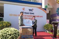 Lãnh đạo tỉnh Lâm Đồng tiếp nhận máy xét nghiệm virus SARS-CoV-2. (Ảnh: Đặng Tuấn/TTXVN)