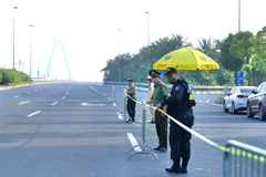 Từ 6h30, lực lượng chức năng lập rào chắn chuẩn bị triển khai chốt từ đường Võ Chí Công lên cầu Nhật Tân. (Ảnh: Hoàng Hiếu/TTXVN)