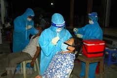 Lấy mẫu xét nghiệm SARS-CoV-2 cho người dân Nghệ An. (Ảnh: TTXVN)