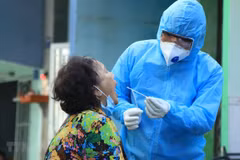 Lấy mẫu xét nghiệm cho người dân Thành phố Hồ Chí Minh. (Ảnh: Đinh Hằng/TTXVN)
