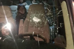 Một trong những chiếc xe bị ném đá gây hư hỏng. (Nguồn: Kienthuc.net.vn)