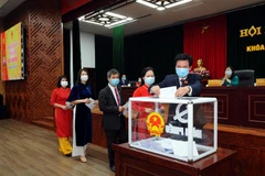 Bỏ phiếu bầu bổ sung các chức danh HĐND và UBND tỉnh Hải Dương, nhiệm kỳ 2016-2021. (Ảnh: Mạnh Tú/TTXVN)