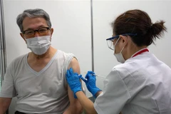 Tiêm vaccine ngừa COVID-19 cho người dân tại Tokyo, Nhật Bản ngày 24/5/2021. (Ảnh: AFP/TTXVN)