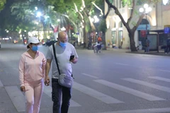 Người dân vui chơi đá cầu trên tuyến phố đi bộ Hồ Gươm. (Ảnh: Hoàng Hiếu/TTXVN)