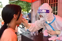 Nhân viên y tế lấy mẫu xét nghiệm COVID-19 cho người dân tại tỉnh Phúc Kiến, Trung Quốc. (Ảnh: THX/TTXVN)