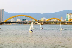 Diễu hành thuyền buồm trên sông Hàn chào mừng 46 năm ngày giải phóng thành phố Đà Nẵng. (Ảnh: Trần Lê Lâm/TTXVN)